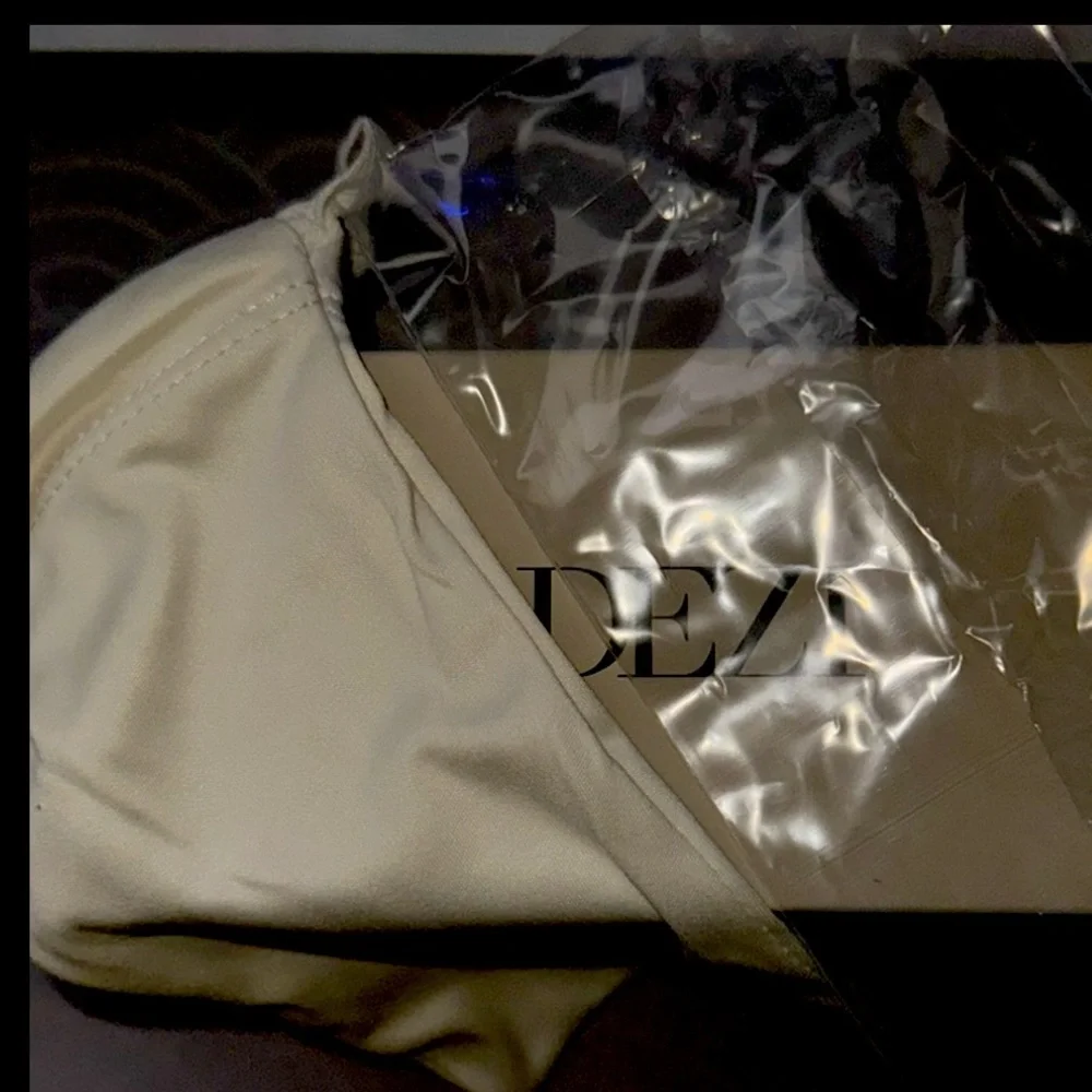 DEZI EZ SUNGLASSES, never wore